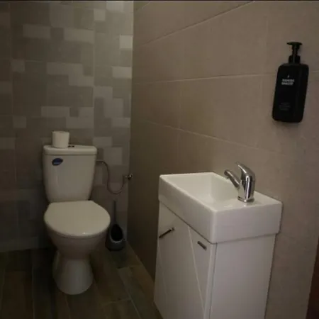 Апартамент Cozy Place With Free Parking