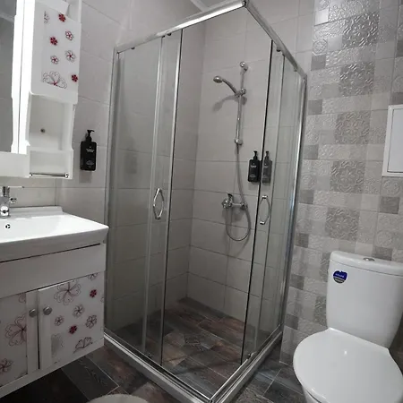 Cozy Place With Free Parking Apartmán